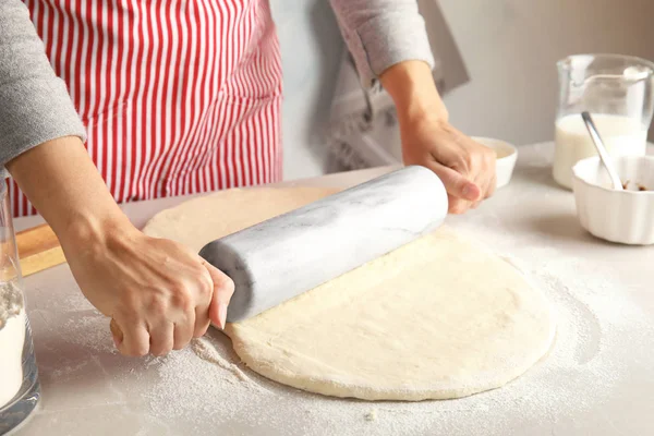 Vrouw Rollend Deeg Voor Kaneel Broodjes Tafel Close — Stockfoto