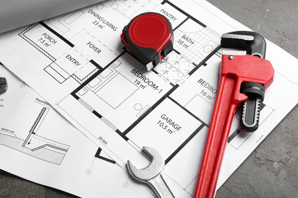 Plan Van Het Huis Met Loodgieter Tools Grijze Tafel — Stockfoto