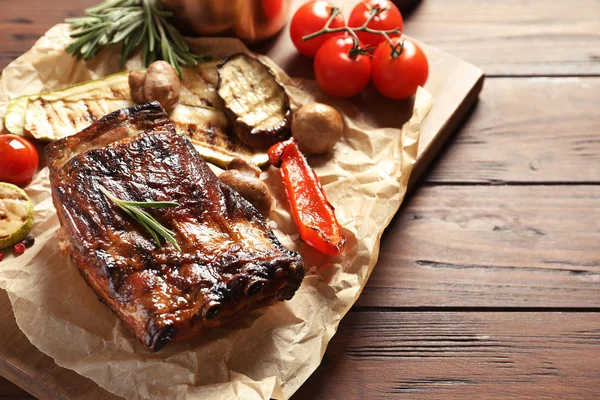 Délicieuses Côtes Levées Grillées Servies Avec Des Légumes Sur Une — Photo