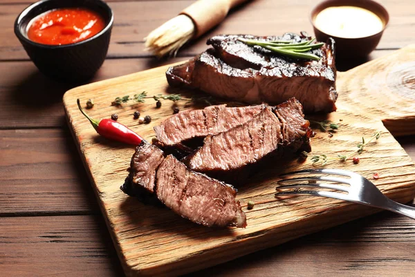 Snijplank Met Heerlijke Biefstuk Geserveerd Voor Barbecue Party Houten Tafel — Stockfoto