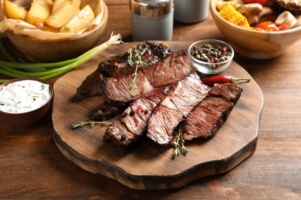 Portie Bord Met Heerlijke Gegrilde Biefstuk Specerijen Houten Tafel — Stockfoto