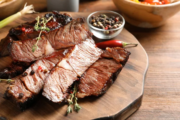 Portie Bord Met Heerlijke Gegrilde Biefstuk Specerijen Houten Tafel — Stockfoto