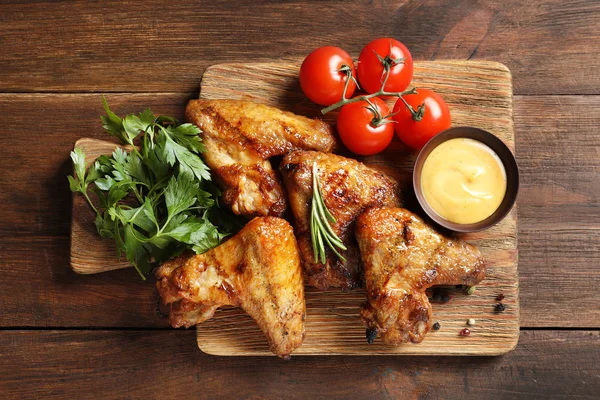 Heerlijk Vlees Geserveerd Voor Gebarbecued Derden Houten Tafel Bovenaanzicht — Stockfoto