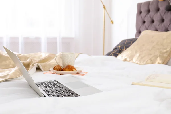 Laptop Und Frühstück Auf Dem Bett Stilvollem Interieur — Stockfoto