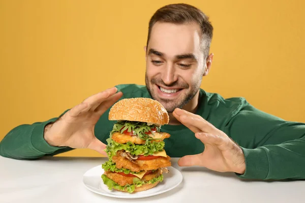Young Hungry Man Eating Huge Burger Table — Stock Photo, Image