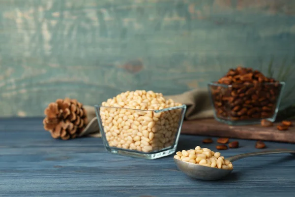 Löffel Und Schüssel Mit Pinienkernen Auf Holztisch — Stockfoto