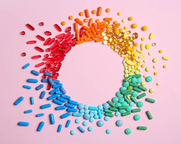Composizione Laica Piatta Con Diverse Pillole Spazio Testo Sfondo Colori — Foto Stock