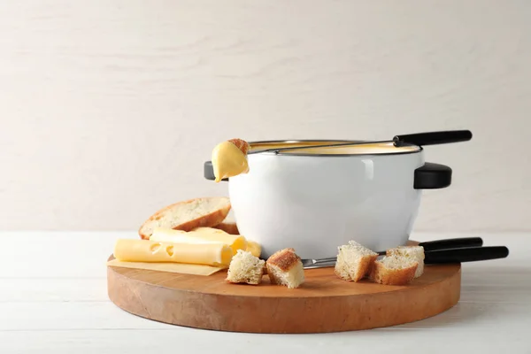 Pot Voor Heerlijke Kaasfondue Vork Met Brood Houten Tafel — Stockfoto