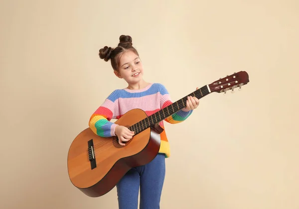 Sevimli Küçük Kız Renk Arka Plan Üzerinde Gitar Çalmak — Stok fotoğraf