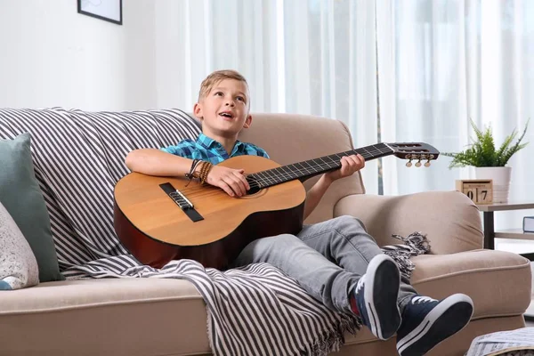 Lindo Niño Tocando Guitarra Sofá Habitación — Foto de Stock