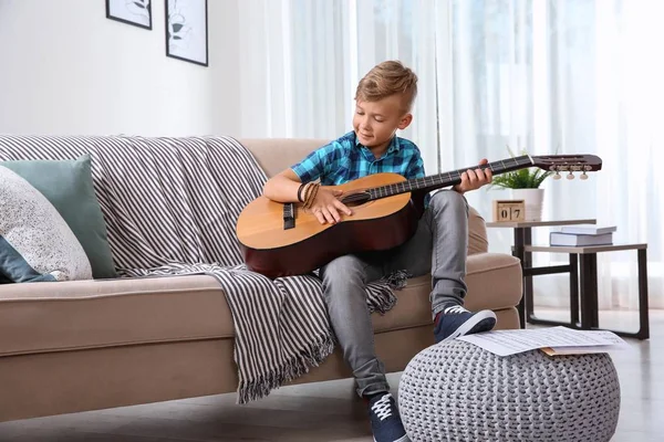 Mignon Petit Garçon Jouant Guitare Sur Canapé Dans Chambre — Photo