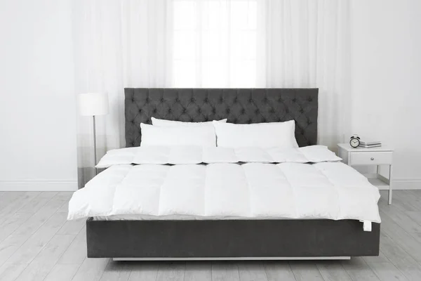 라이트 룸에서 편안한 침대입니다 인테리어 — 스톡 사진