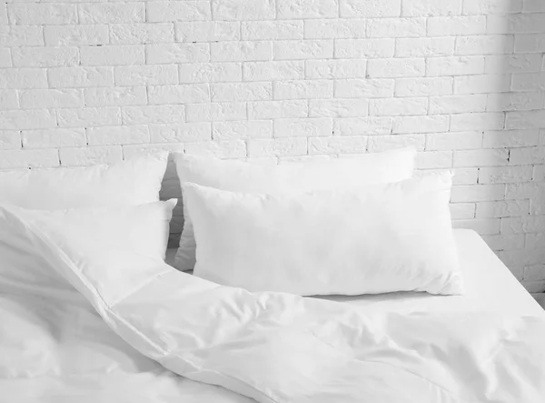 Большая Удобная Кровать Подушками Одеялом Рядом Белой Стеной Стильный Интерьер — стоковое фото