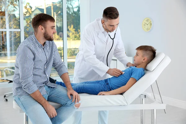 Médico Infantil Examinando Paciente Com Estetoscópio Hospital — Fotografia de Stock