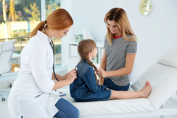 Barnens Läkare Undersöka Patienten Med Stetoskop Sjukhus — Stockfoto