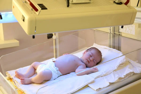 Criança Recém Nascida Sob Lâmpadas Ultravioletas Hospital — Fotografia de Stock