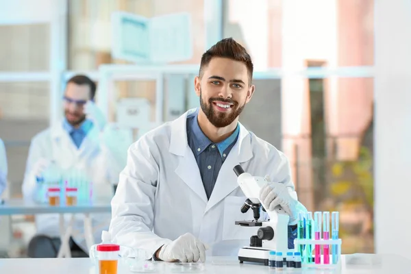 Jonge Wetenschapper Met Microscoop Laboratorium Chemische Analyse — Stockfoto