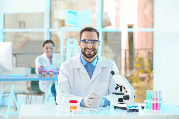Joven Científico Trabajando Laboratorio Análisis Químico — Foto de Stock