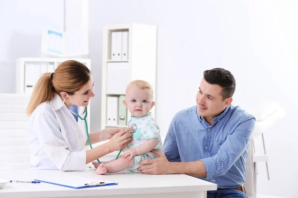 Man Met Zijn Baby Bezoekende Kinder Arts Het Ziekenhuis — Stockfoto