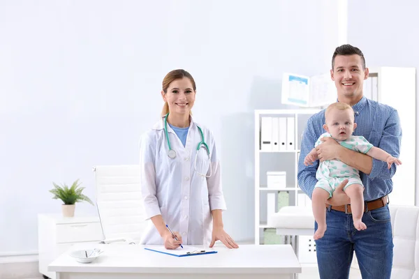 Hombre Con Bebé Visitando Médico Los Niños Hospital —  Fotos de Stock