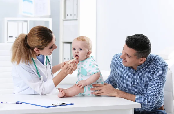 Muž Jeho Baby Hostující Dětský Lékař Nemocnici — Stock fotografie