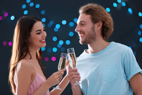Gelukkige Paar Met Champagne Bril Onscherpe Achtergrond — Stockfoto
