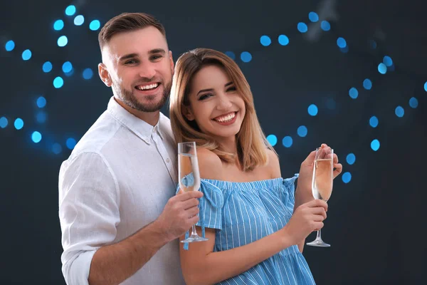 Portret Van Gelukkige Paar Met Champagne Bril Onscherpe Achtergrond — Stockfoto