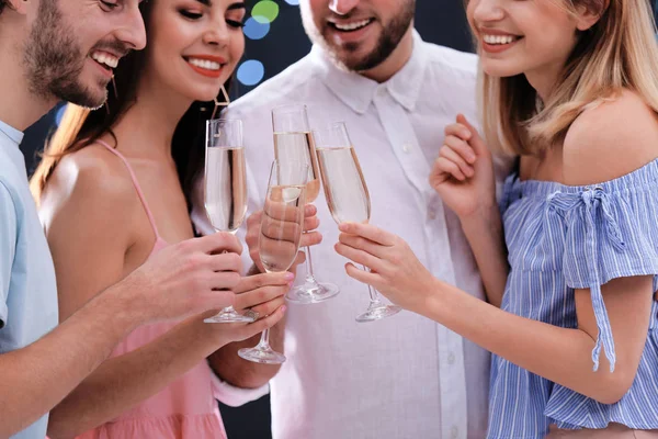 Vrienden Rammelende Bril Met Champagne Close Tijd Van Partij — Stockfoto