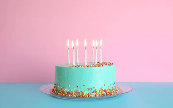 Bolo Aniversário Delicioso Fresco Com Velas Mesa Contra Fundo Cor — Fotografia de Stock