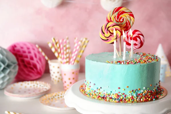 Stand Con Torta Fresca Deliziosa Decorazioni Compleanno Sul Tavolo Spazio — Foto Stock