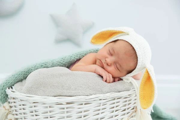 Bedårande Nyfödda Barnet Bär Bunny Öron Hatt Baby Nest Inomhus — Stockfoto