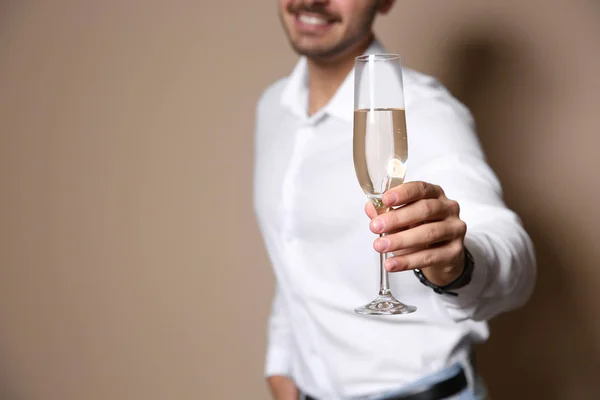 Knappe Man Met Glas Champagne Kleur Achtergrond Close Ruimte Voor — Stockfoto