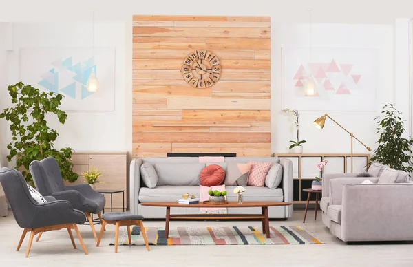 Stilfuld Stue Interiør Med Komfortabel Sofa Dekorative Elementer - Stock-foto