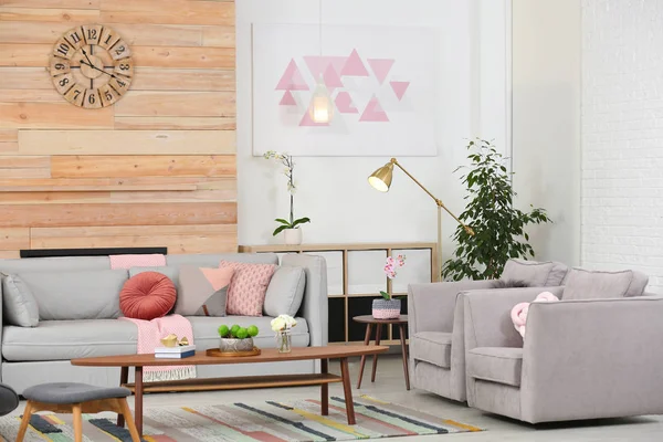 Interior Elegante Sala Estar Com Sofá Confortável Elementos Decorativos — Fotografia de Stock