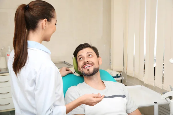 Profesyonel Diş Hekimi Modern Klinik Hasta Ile Çalışma — Stok fotoğraf