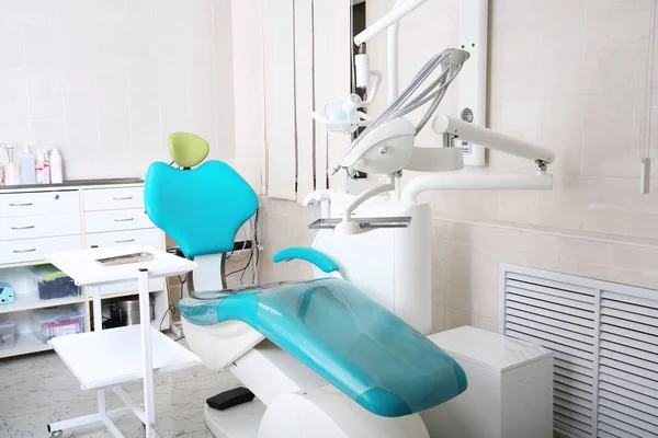Escritório Dentista Com Cadeira Moderna Equipamentos Profissionais — Fotografia de Stock