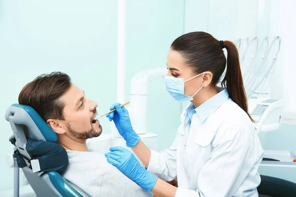 Dentista Profissional Trabalhando Com Paciente Clínica Moderna — Fotografia de Stock