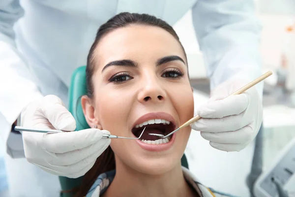 Dentiste Professionnel Travaillant Avec Patient Dans Une Clinique Moderne — Photo