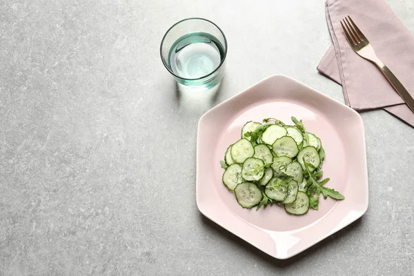 Teller Mit Leckerem Gurkensalat Serviert Auf Grauem Tisch Draufsicht Raum — Stockfoto