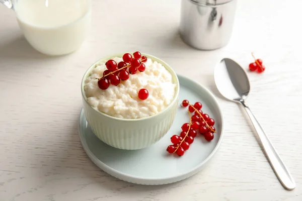 Puding Nasi Krem Dengan Kismis Merah Dalam Mangkuk Disajikan Atas — Stok Foto