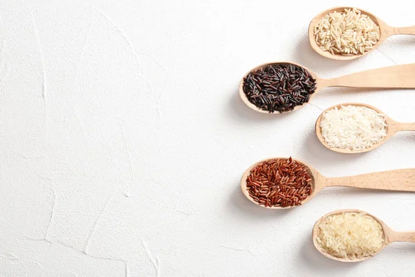 Composición Plana Con Arroz Integral Otros Tipos Arroz Cucharas Sobre — Foto de Stock