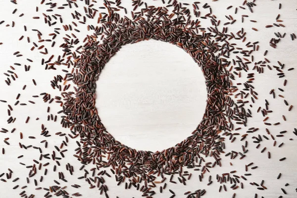 Marco Redondo Hecho Con Arroz Negro Sobre Fondo Madera Blanca — Foto de Stock