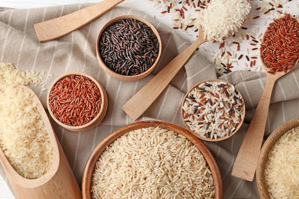 Composição Leigos Planos Com Marrom Outros Tipos Arroz Fundo Madeira — Fotografia de Stock