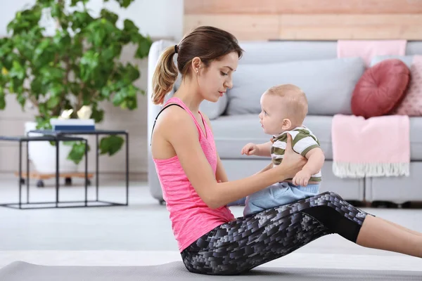 Jeune Femme Sportive Faisant Exercice Avec Son Fils Maison Exercice — Photo