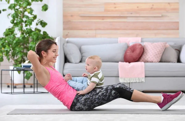 Jeune Femme Sportive Faisant Exercice Avec Son Fils Maison Exercice — Photo