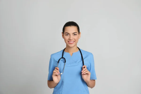 Retrato Jovem Assistente Médico Com Estetoscópio Sobre Fundo Cor — Fotografia de Stock