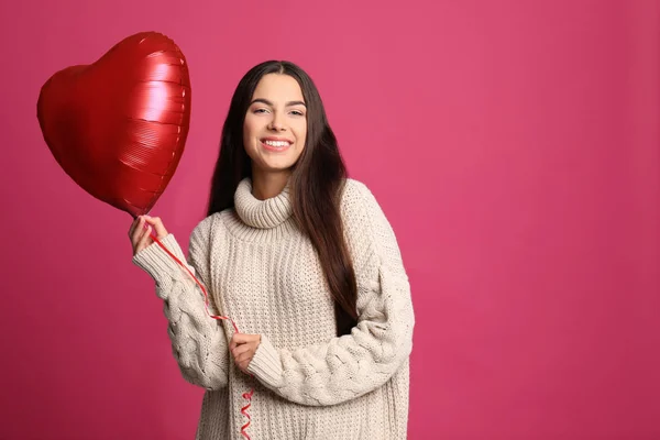 Kalbi Olan Genç Kadın Portre Renk Arka Plan Üzerinde Balon — Stok fotoğraf