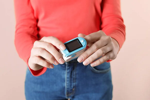 Jovem Mulher Verificando Pulso Com Dispositivo Médico Digital Fundo Cor — Fotografia de Stock