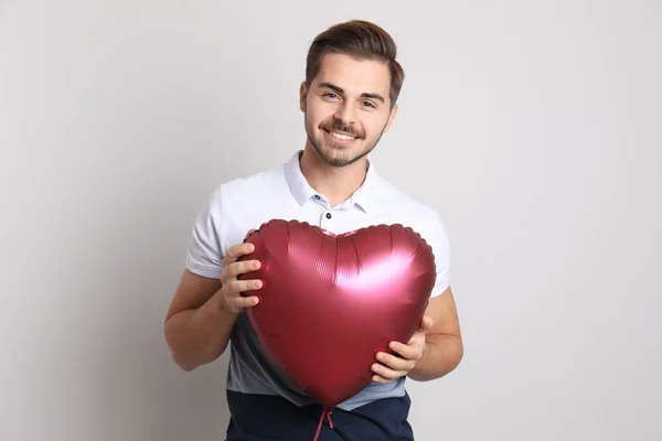 Retrato Hombre Joven Con Globo Forma Corazón Sobre Fondo Claro — Foto de Stock