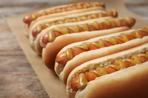 Hot Dogi Musztardą Drewnianym Stole Zbliżenie — Zdjęcie stockowe